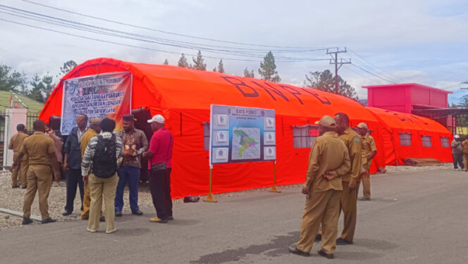 
					Posko Satgas Tanggap Darurat Bencana Banjir dan longsor Kabupaten Jayawijaya. (KabarPapua.co/Agris Wistrijaya)