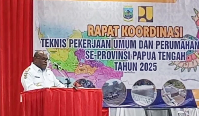 
					Gubernur Papua Tengah, Meki Nawipa saat hadir dan membuka Rapat Koordinasi Teknis PUPR se-Provinsi Papua Tengah di Nabire. (Foto dok Pemprov Papua Tengah)

