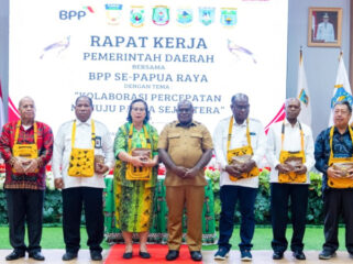 Saat foto bersama Gubernur Papua Tengah Meki Nawipa dengan para perwakilan 6 provinsi se-Papua Raya dalam Raker Pemda se-Papua Raya. (Foto Vero)