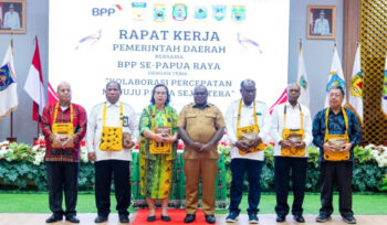 Saat foto bersama Gubernur Papua Tengah Meki Nawipa dengan para perwakilan 6 provinsi se-Papua Raya dalam Raker Pemda se-Papua Raya. (Foto Vero)