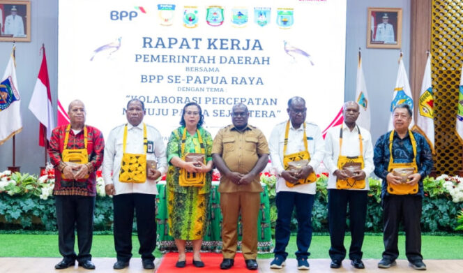 
					Saat foto bersama Gubernur Papua Tengah Meki Nawipa dengan para perwakilan 6 provinsi se-Papua Raya dalam Raker Pemda se-Papua Raya. (Foto Vero)