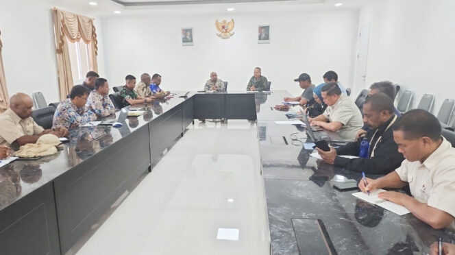 
					Rapat pembahasan penanganan banjir yang diikuti oleh seluruh pihak terkait. (Foto: Pemkab Jayawijaya)
