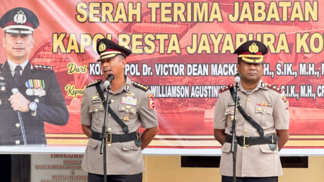 
					Sertijab Kapolresta Jayapura antara Kombes Polisi Victor Dean Mackbon sebagai pejabat lama, kepada pejabat baru AKBP Fredrickus Williamson Agustinus Maclarimboen. (KabarPapua.co/Imelda)