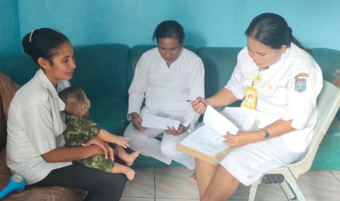 
					Sosialisasi MPASI dan pengecekan kesehatan bayi oleh Puskesmas Serui Kota melalui Posyandu Cenderawasih secara door to door. (KabarPapua.co/Ainun Faathirjal)