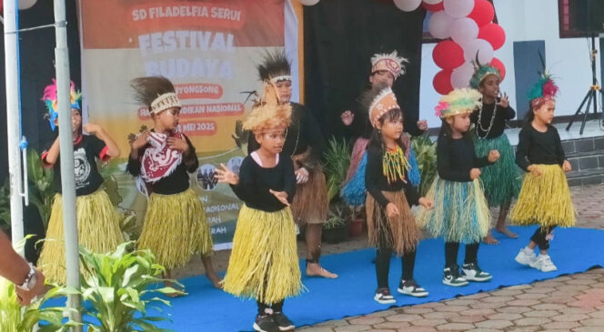 
					Penampilan tarian oleh para murid SD Filadelfia Serui dalam acara Festival Budaya dan Market Day di lingkup sekolahnya. (KabarPapua.co/Ainun Faathirjal)  