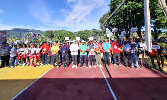 
					Pembukaan turnamen bola voli Pattimura Cup 2025 ditandai pemukulan bola oleh Bupati Yapen Benyamin Arisoy. (KabarPapua.co/Ainun Faathirjal)