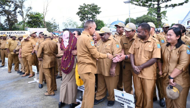 
					Velix Wanggai bersama istri Herwin Wanggai saat berpamitan dengan para ASN Pemprov Papua Pegunungan. (Foto dok: Pemprov Papua Pegunungan)
