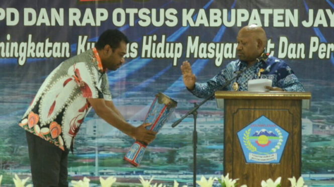 
					Wakil Bupati Jayawijaya Ronny Elopere membuka resmi musrenbang RKPD dan RAP Otsus Tahun 2026. (KabarPapua.co/Agris  Wistrijaya)