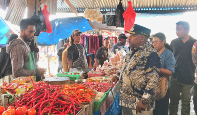 
					Saat Wabup Jayawijaya Ronny Elopere meninjau harga bapok di pasar di Wamena, Kabupaten Jayawijaya. (KabarPapua.co/Agris Wistrijaya) 