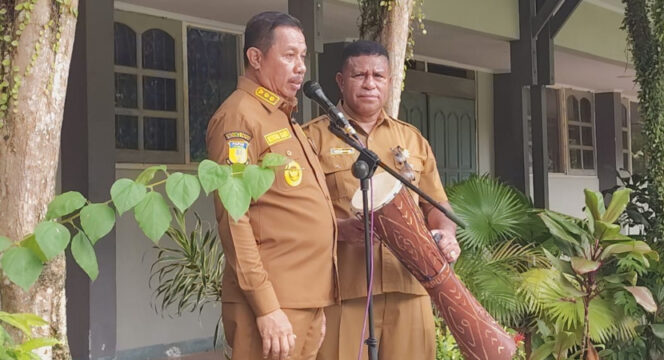 
					Wakil Wali Kota Jayapura Rustan Saru saat memantau langsung pelaksanaan UKK di SMK Negeri 2 Jayapura. (KabarPapua.co/Natalya Yoku)