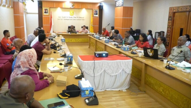 
					Suasana rapat bersama warga di daerah Hotel Musi dan CV Thomas, Dinas PUPR Kota Jayapura, Bappeda Kota Jayapura, Pertanahan Kota Jayapura, kepala distrik, dan lurah. (KabarPapua.co/Natalya Yoku) 