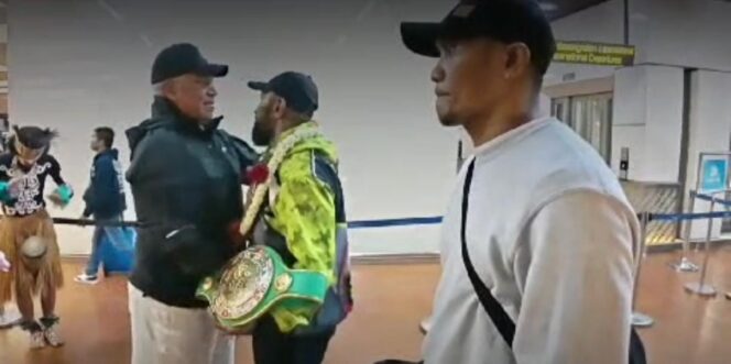 
					Kaka Besar Paulus Waterpauw menjemput Petinju Papua , Geisler Ap usai meraih gelar WBC Kontinental Asia di Bangkok. Foto: ist