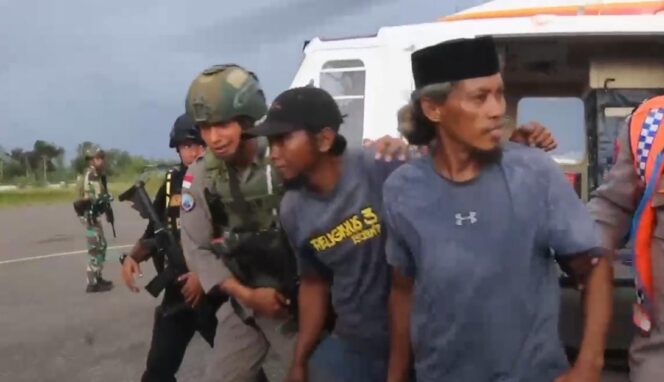 
					Korban selamat pembantaian KKB di lokasi pendulangan emas di Yahukimo, Provinsi Papua Pegunungan. Foto: screenshot video.