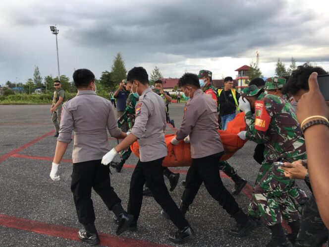 
					Evakuasi korban pembantaian pembunuhan KKB di Yahukimo. (Foto dok: Satgas Operasi Damai Cartenz 2025)