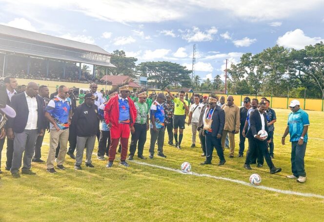 
					Gubernur Papua Tengah Meki Fritz Nawipa melakukan tendangan simbolis tanda dimulainya pertandingan sepak bola Liga 4 Regional Papua Tengah, di Stadion Wania Imipi SP-1 Timika, Papua Tengah, 9 April 2025. Foto:PTFI 