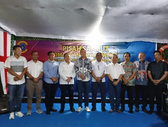 
					Kepala Dinas Kebakaran, PPB dan Kasatpol PP Provinsi Papua Tengah, Victor Fun dalam acara pisah sambut Pangkalan TN AL. Foto: Agris Wistrijaya/LKabarPapua.co
