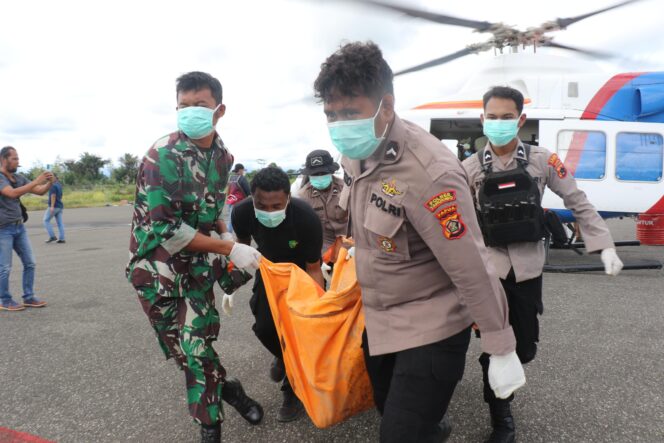 
					Evakuasi jenazah pendulang emas korban pembunuhan KKB. Foto: Satgas Damai Cartenz 2025.
