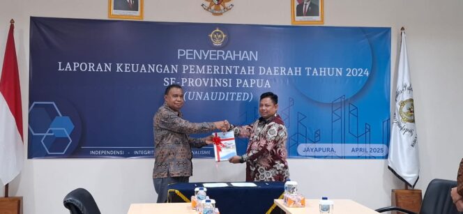 
					Bupati Kepulauan Yapen, Benyamin Arisoy menyerahkan Laporan Keuangan Pemerintah Daerah (LKPD) Tahun 2024 kepada Badan Pemeriksa Keuangan (BPK) Perwakilan Papua untuk dilakukan audit rinci.  Foto: Imelda/Kabarpapua.co