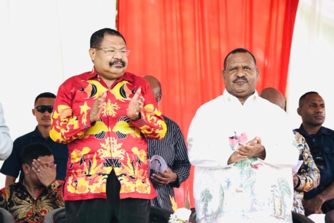 
					Gubernur dan Wakil Gubernur Provinsi Papua Pegunungan, Jhon Tabo - Ones Pahabol saat merayakan ibadah syukur bersama masyarakat di Lapangan Lapangan Sekolah Tinggi Teologi Gereja Injili Indonesia (STT GIDI) Papua, Senin 21 April 2025. Foto: Stefanus Tarsi
