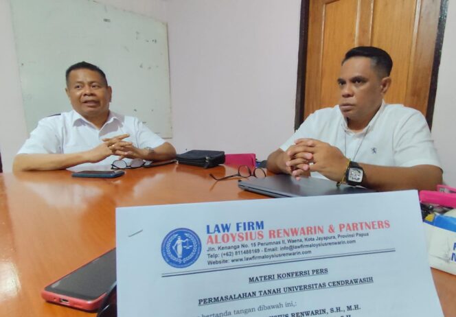 
					Ketua Firma Hukum, Aloysius Renwarin, SH, MH didampingi  Fabian S Hutubessy, SH saat keterangan pers di kantornya. Foto: Katharina/Kabarpapua.co