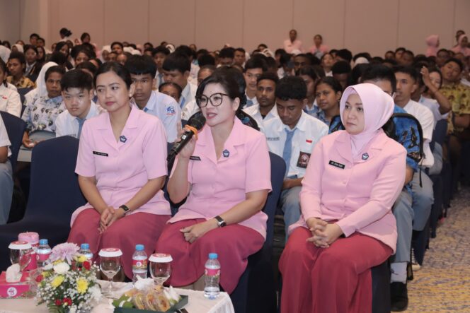 
					Ketua Yayasan Kemala Bhayangkari Polda Papua saat memberikan sosialisasi bermedsos dengan bijak. Foto: Humas Polda Papua 