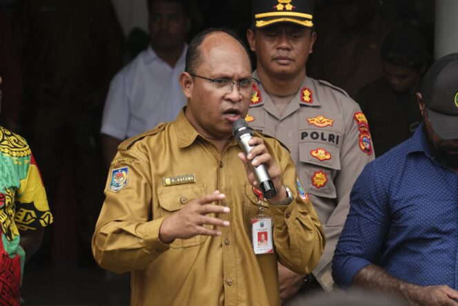 
					Staf Ahli II Pemerintah Provinsi Papua Tengah, Herman Kayame saat    bertemu pendemo. Foto: ist