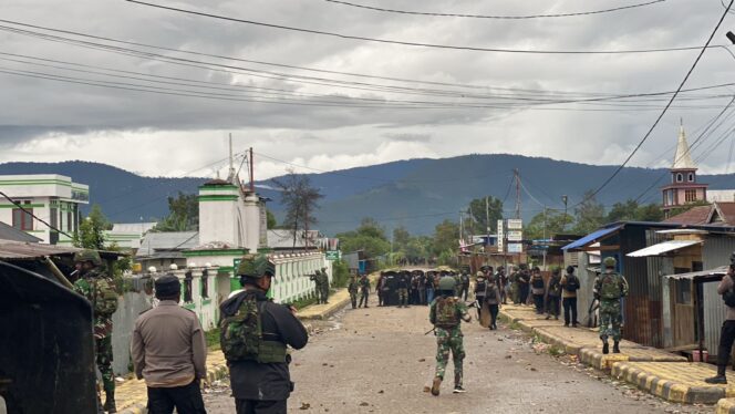 
					Aparat gabungan TNI Polri berjaga di Dogiyai. Foto: Polda Papua.