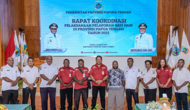
					Foto bersama diesel-sela rapat RANHAM di Papua Tengah. Foto: Humas Pemprov Papua Tengah.