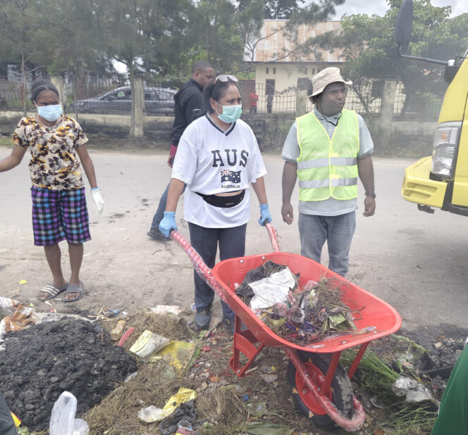 
					 Ibu Bupati Jayawijaya, dr. Idawati Waromi Murip bersama komunitas membersihkan sampah di Jalan Thamrin. Foto: Humas Pemda Jayawijaya.
