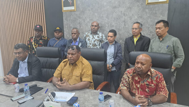 
					Bupati Jayawijaya, Atenius Murip memimpin rapat bersama forkopimda dan tokor adat serya toko masyarakat untuk penanggulangan banjir. Foto: ist  