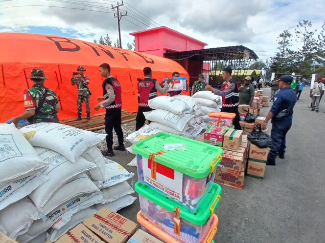 
					Pendistribusian logistik bencana banjir di Jayawijaya. Foto: Kominfo Jayawijaya. 