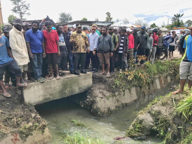 
					Wakil Bupati Jayawijaya Ronny Elopere langsung turun melihat titik banjir di Kota Wamena. Foto: Agris Wistrijaya/Kabarpapua.co
