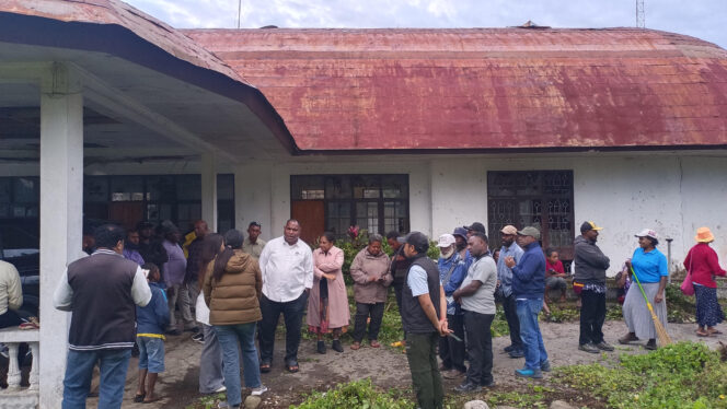 
					Rumah jabatan Bupati Jayawijaya  yang pernah ditinggali mantan Bupati Jayawijaya David Hubi akan direhab atau dibangun kembali. (Foto: Agris Wistrijaya/KabarPapua.co)  