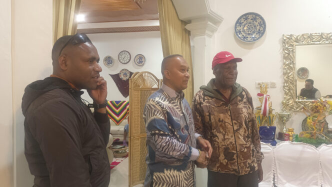 
					Halal Bihalal Pj Gubernur Papua Pegunungan  bersama masyarakat. Foto: Agris Wistrijaya/Kabarpapua.co 