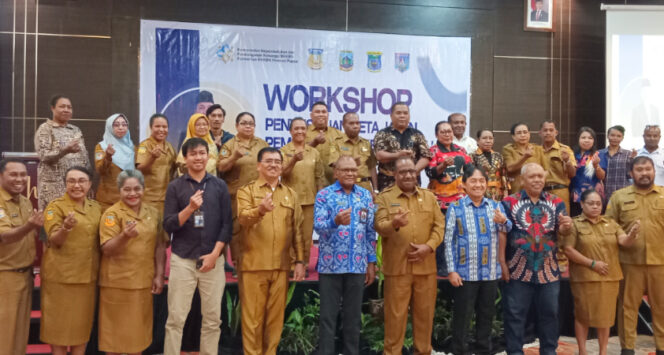 
					Foto bersama peserta workshop dalam BKKBN Papua menyusun peta jalan pembangunan kependudukan tahun 2025-2029. (KabarPapua.co/Natalya Yoku) 
