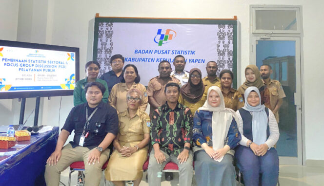 
					Foto bersama usai pelaksanaan FGD Pembinaan Statistik Sektoral di ruang rapat BPS Kabupaten Kepulauan Yapen. (KabarPapua.co/Ainun Faathirjal)
