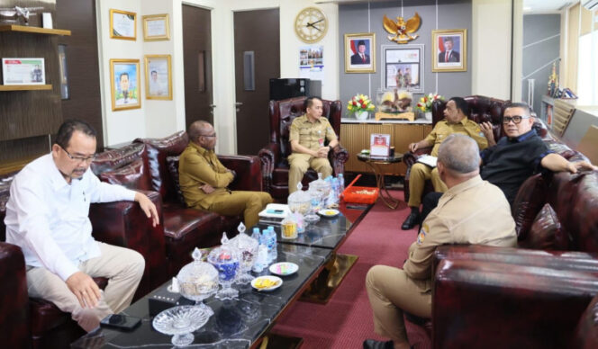 
					Bupati Benyamin Arisoy saat bersama Direktur Jenderal Bina Keuangan Daerah Kemendagri Agus Fathoni di Jakarta. (Foto dok: Humas Pemkab Kepualauan Yapen)