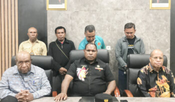 Bupati Jayawijaya Atenius Murip bersama Pj Sekda Papua Pegunungan  Wosuok Demianus Siep memimpin rakor dan memberikan imbauan terkait insiden penembakan di Kota Wamena. (KabarPapua.co/Agris Wistrijaya) 
