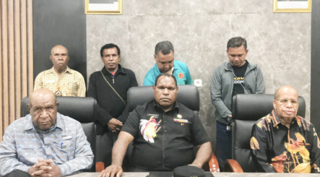 Bupati Jayawijaya Atenius Murip bersama Pj Sekda Papua Pegunungan  Wosuok Demianus Siep memimpin rakor dan memberikan imbauan terkait insiden penembakan di Kota Wamena. (KabarPapua.co/Agris Wistrijaya) 