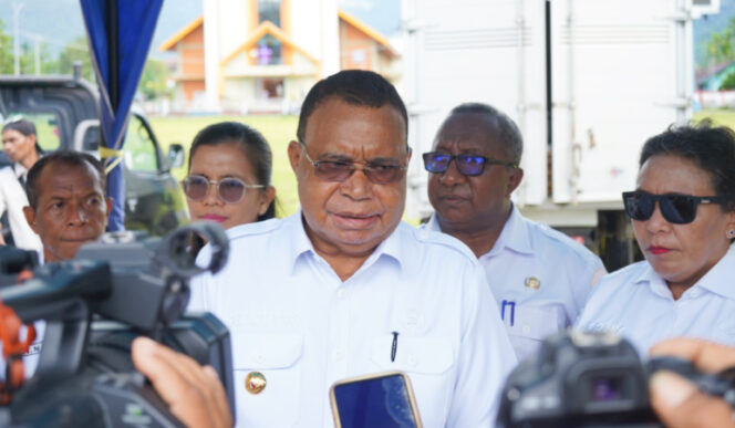 
					Bupati Kepulauan Yapen, Benyamin Arisoy saat diwawancara wartawan. (KabarPapua.co/Ainun Faathirjal)