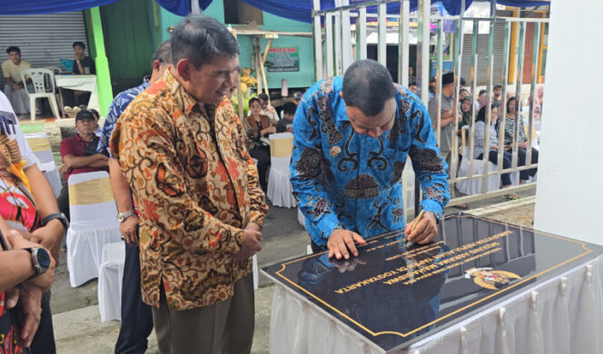 
					Bupati Kepulauan Benyamin Arisoy saat menandatangani plakat Gedung Asrama di Yogyakarta. (Foto dok: Humas Pemda Kepulauan Yapen)