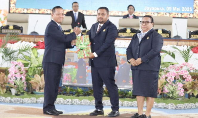 
					Penyerahan LKPJ 2024 oleh Ketua DPR Papua Denny H Bonai kepada Pj Gubernur Papua Ramses Limbong. (KabarPapua.co/Imelda)
