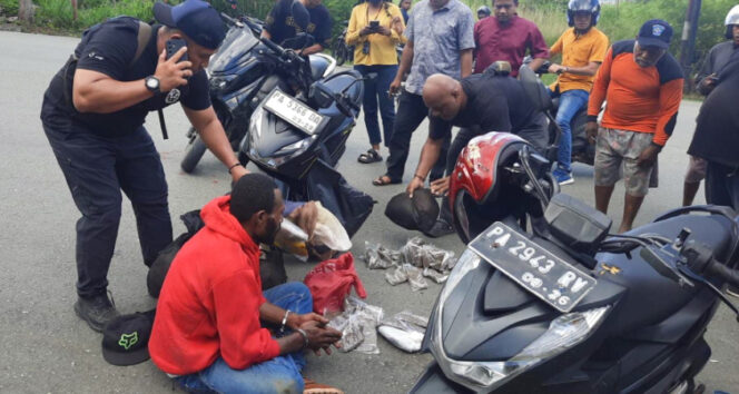 
					Kejar-kejaran, Tim Opsnal Narkoba  bekuk 2 pelaku bawa ganja 7,4 kilogram. (Foto dok Polresta Jayapura Kota)