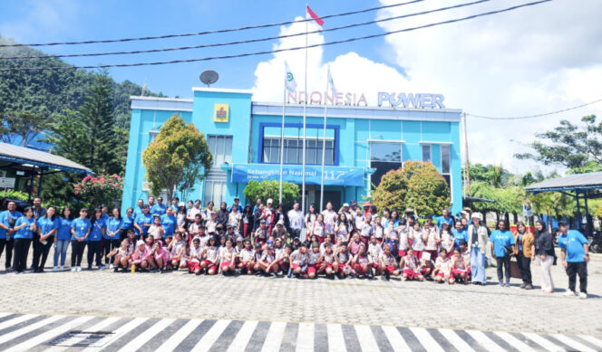
					Foto bersama para murid SD Kristen Kalam Kudus Kotaraja usai lakukan field trip ke PT PLN Indonesia Power UBP Holtekamp. (Foto dok: PT PLN Indonesia Power UBP Holtekamp)