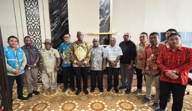 
					Foto bersama usai pertemuan antara Manager PLN UP3 Timika Parmonangan Andreas Sitorus bersama tim dengan Bupati Mimika Johannes Rettob. (Foto dok PLN Papua)