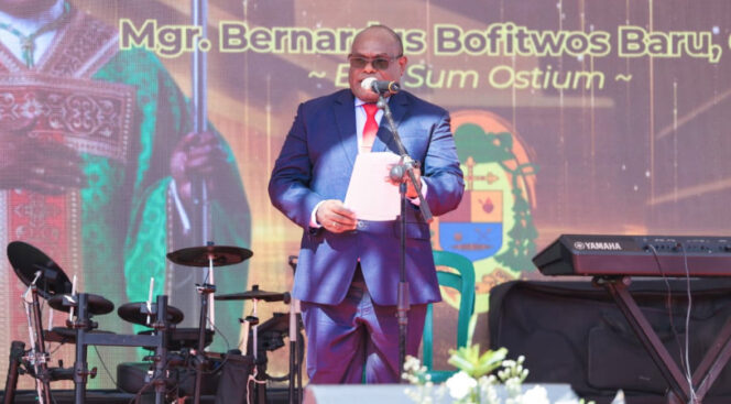 
					Gubernur Papua Tengah Meki Nawipa memberikan sambutan pada acara Pentahbisan Uskup Keuskupan Timika di Kabupaten Mimika. (Foto dok: Pemprov Papua Tengah)