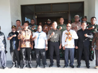 Foto bersama usai Gubernur Papua Tengah Meki Nawipa kunjungi Mabes Kogabwilhan III, Timika. (KabarPapua.co/Vero)
