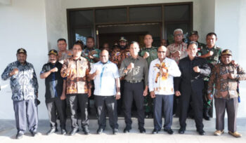 Foto bersama usai Gubernur Papua Tengah Meki Nawipa kunjungi Mabes Kogabwilhan III, Timika. (KabarPapua.co/Vero)