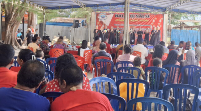 Suasana halalbihalal IKEMAL Papua di Pantai Hamadi, Kota Jayapura, Papua. (KabarPapua.co/Imelda)
