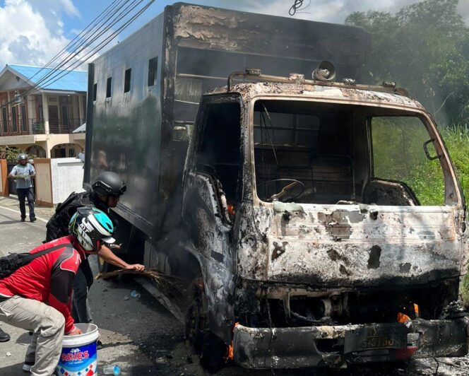 
					Truk polisi yang dibakar massa saat aksi unjuk rasa mahasiswa di depan gapura Universitas Cenderawasih Perumnas 3 Waena. Foto